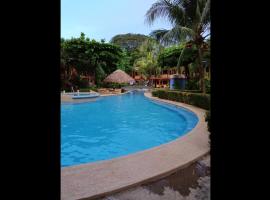 Room in Condo - Nice condo to vacation in Playas del Coco, hotel v destinácii Coco