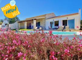 Luxury Villa Artemisia with private pool, hotel i Karyótikon