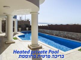 Luxury Suite by the pool، بيت ضيافة في إيلات