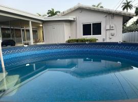 SuperVilla - 3BR/2BA - Pool - Walk to beach, vacation home in Hollywood