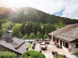 Les Chalets de la Serraz, hôtel à La Clusaz