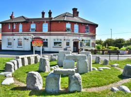 Stonehenge Inn & Shepherd's Huts, glamping site sa Amesbury