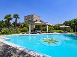 Private Luxury Villa with Pool, luxury hotel in Moniga