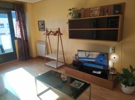 Apartamento el Parque AIRE CONDICIONADO PISCINA terraza con vistas montaña entorno tranquilo ideal mascotas, hotel a Logroño