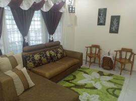 KH Homestay Comfy N Calm: Seri Manjung şehrinde bir kulübe