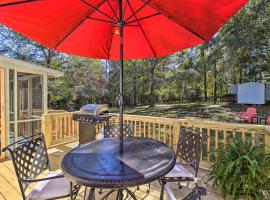 Updated Lake Sinclair Home with Dock Access!, hotel in Eatonton