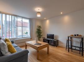 Cozy 2 Bedroom Apartment in Newbury Town Centre - SLEEPS 7 with NETFLIX and WiFi, apartment in Newbury