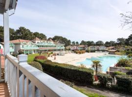 Maison sur golf avec piscine chauffée à Lacanau Océan, feriebolig i Lacanau