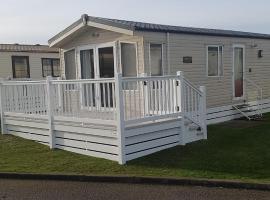 RICK'S RETREAT static caravan near the beach with free wifi, camping à Lossiemouth