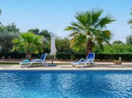 YourHouse Oratge villa with pool, hotel i Can Picafort