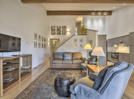Updated Townhome with Deck 4 Mi to Hot Springs, sumarhús í Pagosa Springs