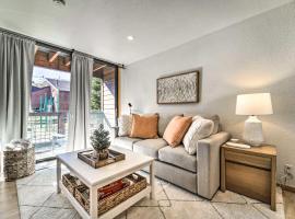 Walk to Ski Resort Tahoe Donner Studio with Balcony, hotel v destinaci Truckee