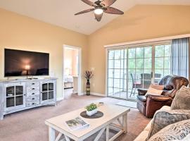 Bright and Airy Resort Condo Golf, Shop and Swim, hotel din North Myrtle Beach