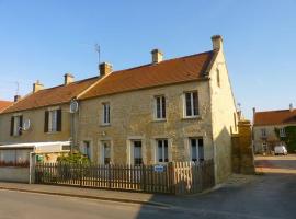 Maison ancienne entièrement rénovée pour 5 personnes, hotel cerca de Canadian War Cemetery, Bény-sur-Mer