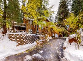 Laurelwood Manor, hotel amb aparcament a Truckee