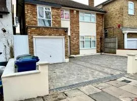 Detached 5 bedroom house, ideally located