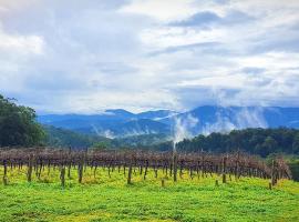 KiNam Vinea - A Vineyard Farmhouse in the Yarra Valley, parkolóval rendelkező hotel Gladysdale-ben