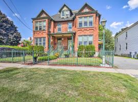 Historic Apartment - Half Mi to Lake Champlain!、にあるプラッツバーグ国際空港 - PBGの周辺ホテル