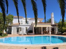 Peaceful 4BR villa on Gramacho golf resort w/ private pool, hotel perto de Campo de Golfe Gramacho, Lagoa