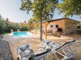 Holiday House Ana & Marina with private Pool and garden, hotell i Buici