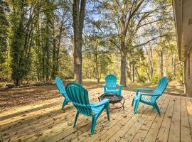 Acworth Retreat with Fireplace, Deck, 3 Acres!, hôtel acceptant les animaux domestiques à Acworth