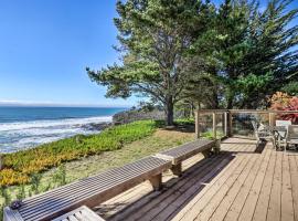 Oceanfront Point Arena House with Lovely Deck!, strandleiga í Point Arena