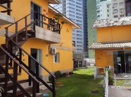 Apartamento com Cozinha Completa em Torres, Perto das 4 Praças e praia，位于托雷斯的酒店