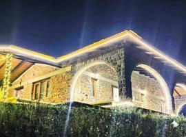 EZE NOF - A hilltop villa with 360º water view, hotel in Nashik