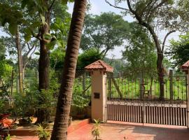 Cozy cottage with individual kitchen and balcony, hotel in Bolpur