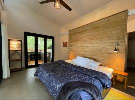 Tree of Life Cabinas, hotel in Dominical