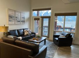 Spectacular Penthouse With Amazing Views, Indoor Pool and Hot tub, hotel in Canmore