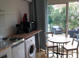 Rez de jardin cosy avec terrasse fleurie, hotel en Arles-sur-Tech