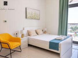 Mira Holiday Homes - Spacious Studio with Balcony - Free Wifi, hotel near Dubai Studio City, Dubai