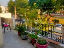 Peaceful Furnished Room with kitchen Wifi Ac in sec 71 mohali，Mohali的民宿