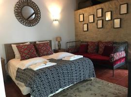 Moradia rural de charme agradável e acolhedora, cheap hotel in Arrimal