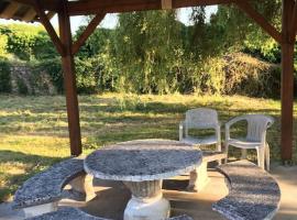 Charmant T2 au 1er dans résidence avec parc arboré, ξενοδοχείο σε Saint-Pierre-le-Moûtier