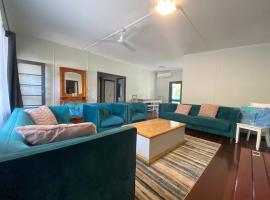 Modern Quiet Holiday Home, Nelly Bay, hotel in Nelly Bay