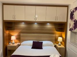 Spacious 2 Bed House for Corporate and Family Stays, Hotel in Basingstoke