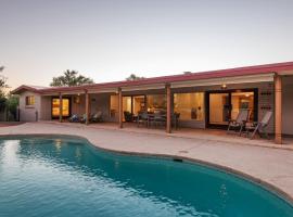 @TucsonMuralHouse w/pool & hot tub on golf course, hótel í Oro Valley