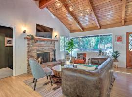 Modern and Unique Cabin with Deck by Lake Gregory!, hotell i Crestline
