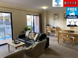 RIVERSIDE CITY VIEW PARKING NETFLIX WIFI WINE FREE, hotel a prop de State War Memorial, a Perth