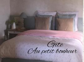 Gîte Au petit bonheur: Châteldon şehrinde bir otoparklı otel