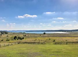 Canyon Lake Townhome with Balcony, Deck and Yard!, hotel em Canyon Lake