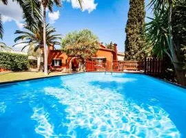 Large 4 bed villa with own garden, pool & hot tub