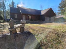 Lucky Brook House - Gore/Garnet Hill with Hot Tub, hotel in North River