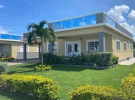 Modern, chic waterfront 3-bedroom villa w/ pool, holiday rental in Saint Annʼs Bay