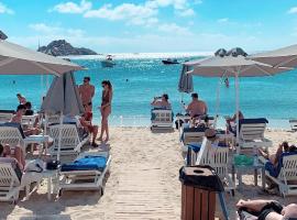 Acrogiali Beachfront Hotel Mykonos, hotel near Cavo Paradiso, Platis Gialos