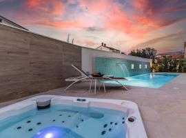 Villa Elena Deluxe mit Whirlpool und beheiztem Pool am Meer und wunderschönen Blick auf die Brijuni Inseln, hotel in Fažana