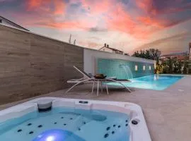 Villa Elena Deluxe mit Whirlpool und beheiztem Pool am Meer und wunderschönen Blick auf die Brijuni Inseln