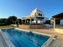 Casa Esperança - carefree living with big private pool and great views, hotel económico em Olhão